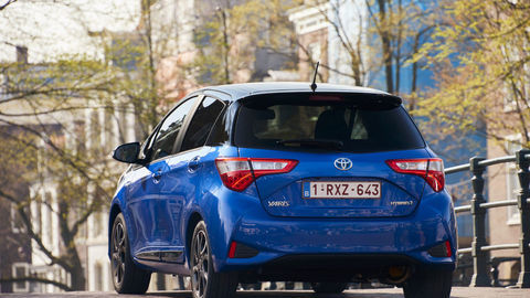 Thumb 2017 toyota yaris hybrid blue dynamic 32