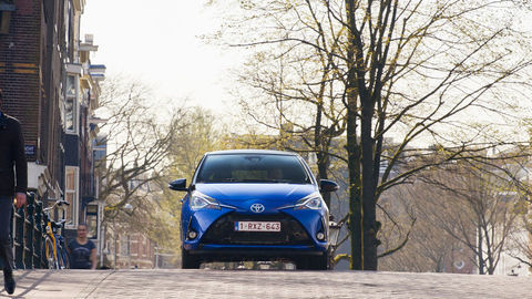 Thumb 2017 toyota yaris hybrid blue dynamic 33