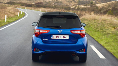 Thumb 2017 toyota yaris hybrid blue dynamic 35