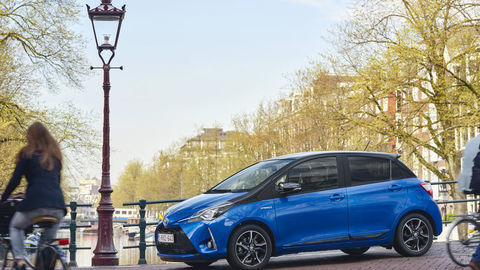 Thumb 2017 toyota yaris hybrid blue static 54