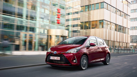 Thumb 2017 toyota yaris hybrid red dynamic 02