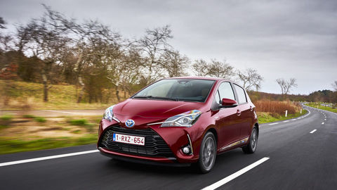 Thumb 2017 toyota yaris hybrid red dynamic 06