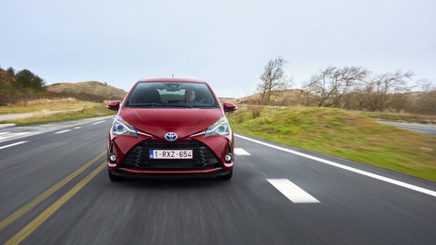 Thumb 2017 toyota yaris hybrid red dynamic 09