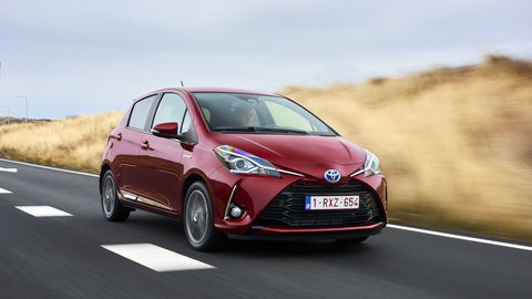 Thumb 2017 toyota yaris hybrid red dynamic 10