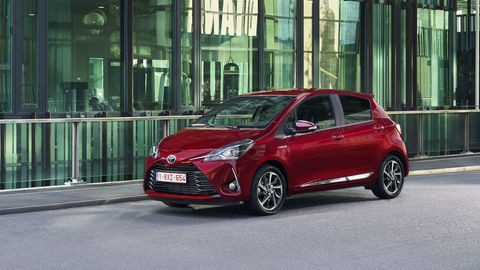 Thumb 2017 toyota yaris hybrid red static 14