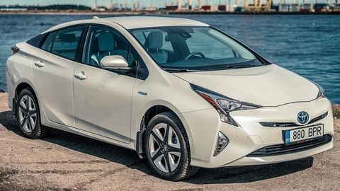Thumb 2016 toyota prius  zvw50r  hybrid liftback  2016 04 02  01