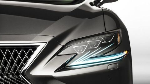 Svetlá áut prešli ohromným vývojom. Od žiaroviek až po adaptívne LEDky