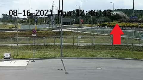 V Poľsku mali opäť letecké dni. "Pilot" na aute preletel stredom kruhového objazdu (VIDEO)