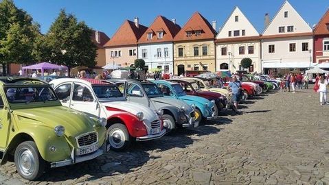 Legendárne Citroëny 2CV sa stretnú na hrade Modrý Kameň