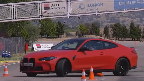 BMW M4 malo v losom teste problémy. Prekvapilo výraznou pretáčavosťou (VIDEO)