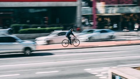 Viac privilégií pre cyklistov a povinný odstup pri ich predbiehaní. Prezidentka podpísala novelu zákonu