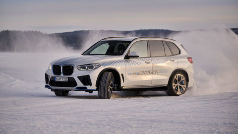 Vodíkové BMW iX5 Hydrogen absolvuje záverečné testy v mrazivých podmienkach