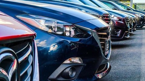 Motoristi vyhľadávajú úspornejšie jazdené autá, hybridy aj elektromobily. Ceny palív totiž lámu rekordy