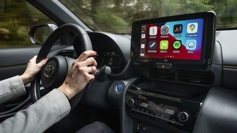 Toyota má patent na volant, ktorý signalizuje vybočenie z jazdného pruhu