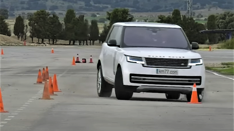 Range Rover 2022 v losom teste: Doplatil na celoročné pneumatiky? (VIDEO)