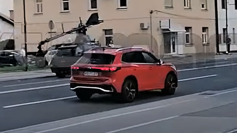 Nový VW Tiguan 2024 zachytili bez masky pri natáčaní reklamného spotu (VIDEO)