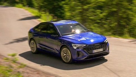Audi Q8 e-tron a Audi e-tron elektrobicykel by Fantic: Výjazd na Hahnenkamm (VIDEOTEST)