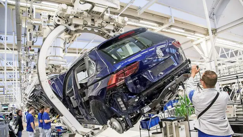 VW v Nemecku obnovuje výrobu po masívnom probléme s IT systémom