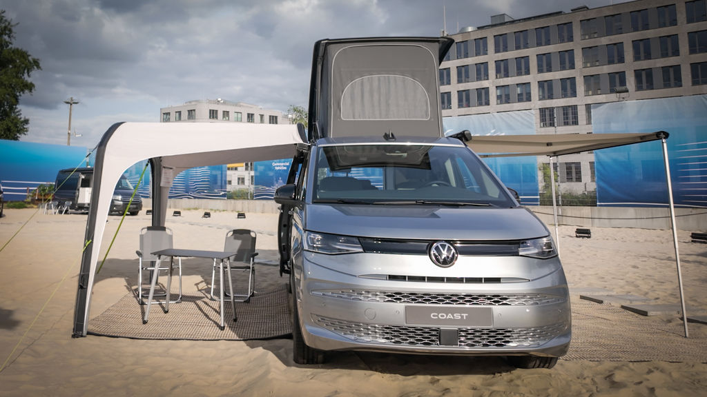 Volkswagen T7 California 2025: Pridáva druhé bočné posuvné dvere a Plug-In hybrid 4x4