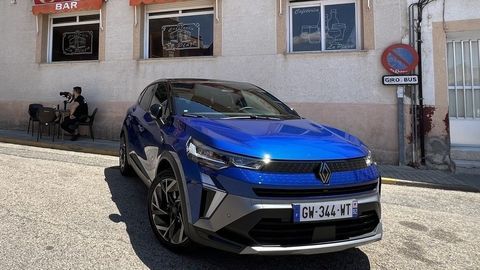 Renault Captur facelift 2024: Radikálna zmena dizajnu a Google mapy na prístrojovom paneli (VIDEO)