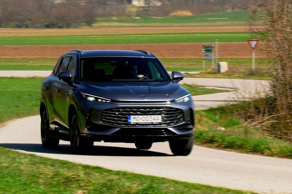 MG HS plug in phev test 2025