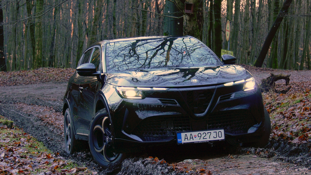 Alfa Romeo Junior Q4: Ani blato ju nezastaví ... (VIDEOTEST)