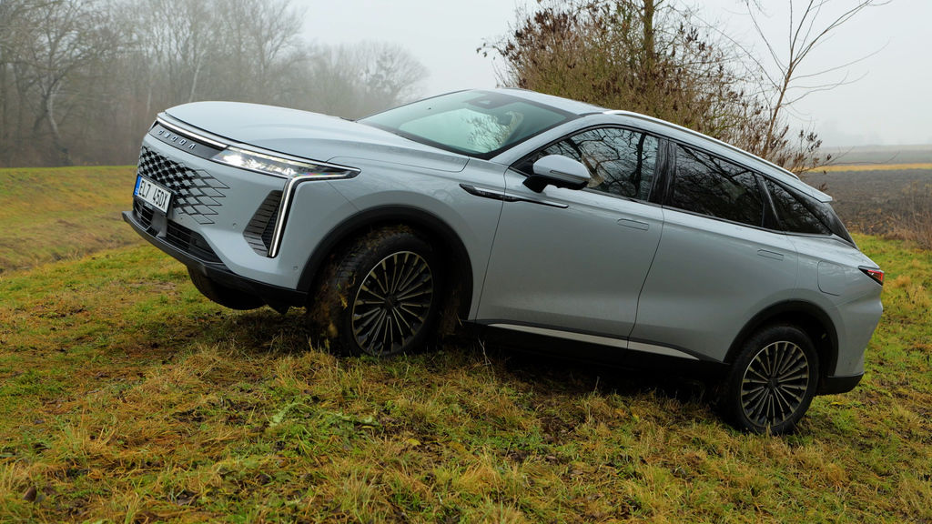 OMODA 9 SHS PHEV: „Superhybrid“ so štyrmi motormi a veľkou batériou (VIDEOTEST)