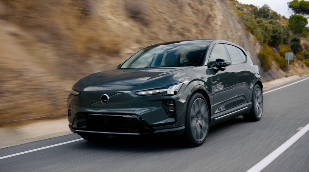 Volvo EX60: Prejde až 810 km, nabije sa za 18 minút a na palube má množstvo špičkových technológii (VIDEO)