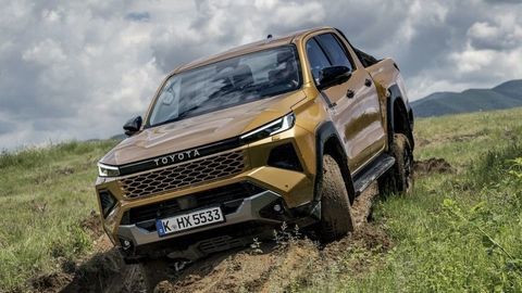 Thumb 2026 hilux hybrid 48v invincible sulphur yellow dynamic 039