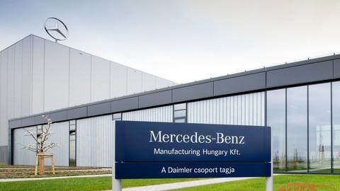 Mercedes-Benz zastavil výrobu v Maďarsku.