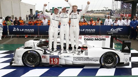 24-hodinovku Le Mans vyhral Porsche s debutantmi za volantom