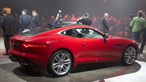 Jaguar F-Type Coupé už debutoval