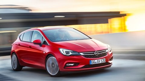 Nový Opel Astra chudol, kde sa dalo. Pristane mu to