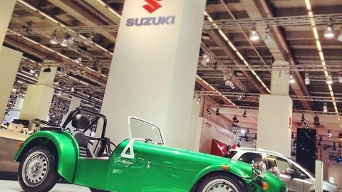 Nový Caterham má výkon 80 koní a úzke pneumatiky na zábavu