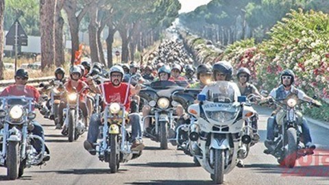 Pápež požehnal motorkárov Harley-Davidson