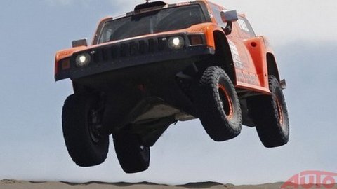 V rallye Dakar štartuje aj Hummer