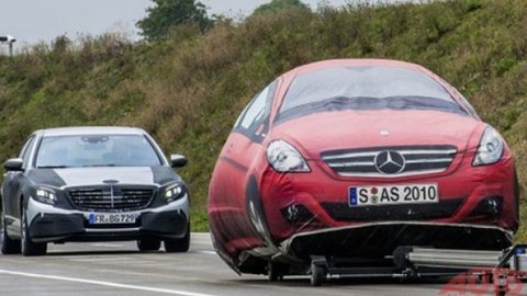 Chystaný Mercedes triedy S má airbag pri kolesách