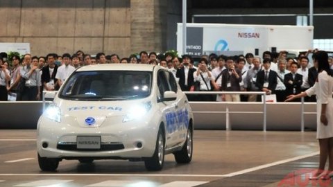 Nissan Leaf jazdí a parkuje bez vodiča