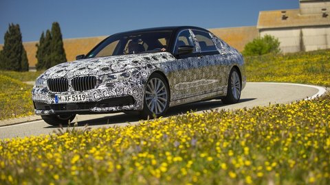 Nové BMW 7 sa zaparkuje do garáže úplne samo!