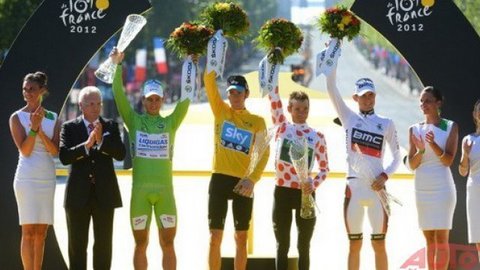 Tour de France: šéf spoločnosti ŠKODA odovzdal trofeje víťazom