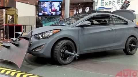 Hyundai Elantra Coupé nasadený proti Zombie