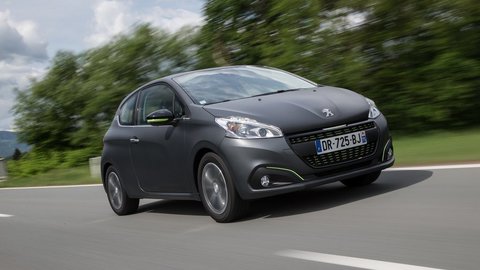 Peugeot 208 1.2 PureTech: Dostal matný lak, solídny motor a nový automat