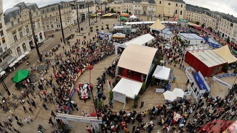 Pred štartom Le Mans: technické preberanie na námestí Republiky