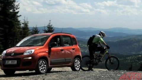 Kto bude skôr dolu? Fiat Panda verzus drsný biker