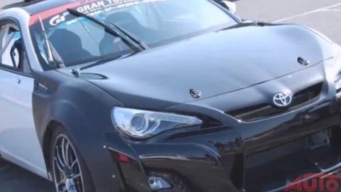 Toyota GT-86 s päťlitrovým osemvalcom (video)