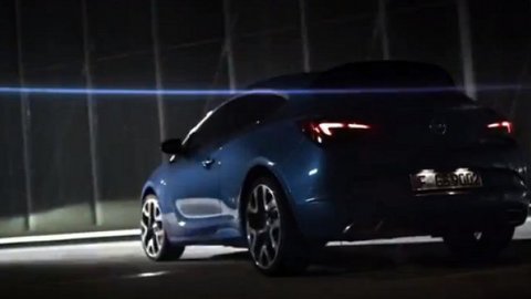 Opel Astra OPC sa predvádza vo videu