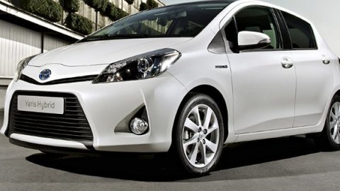 Hybridný Yaris jazdí v meste zväčša na elektrinu