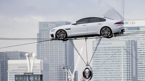 Nový Jaguar XF odhalili vo vzduchu