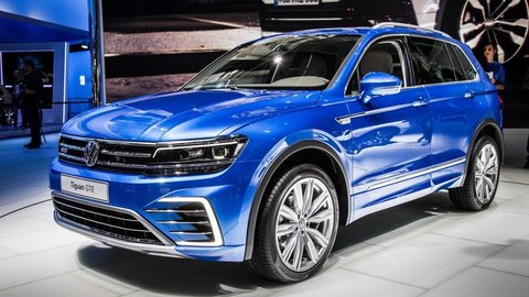 Motoring: Nový Tiguan a Mégane naživo, testujeme Kiu cee'd s trojvalcom a LED svetlá v Toyote Avensis