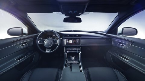 Nahliadnite do interiéru nového Jaguaru XF